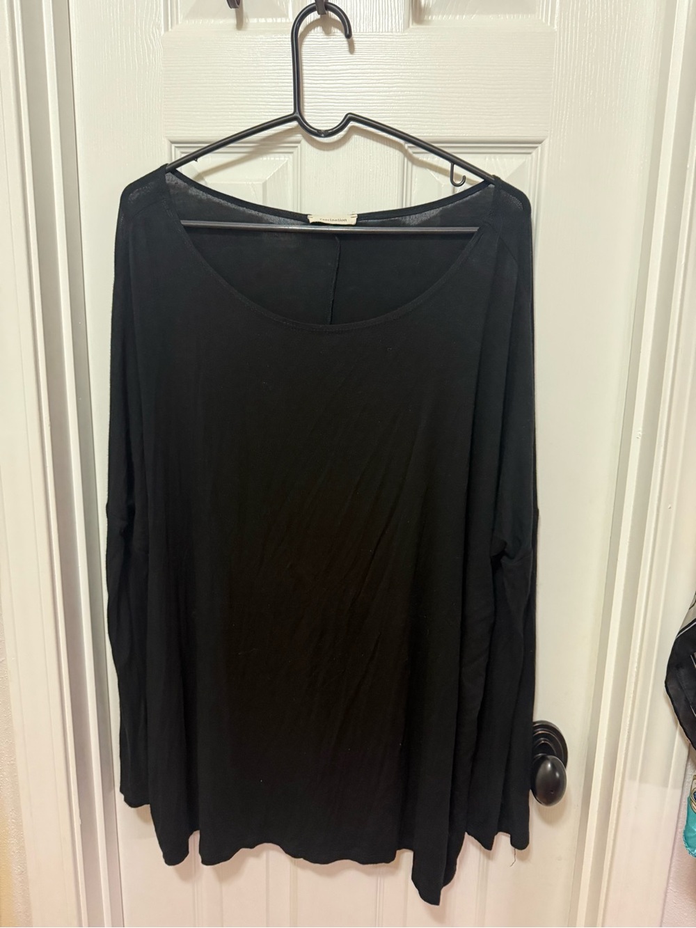 Women's Black Long-Sleeve Scoop Neck Tee
